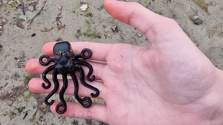 Liutauras Cemolonskas hält sein Fundstück in den Händen - eine von 4200 über Bord gegangenen Lego-Kraken.