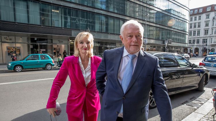 FDP-Politiker Wolfgang Kubicki mit seiner Frau Annette Marbeth-Kubicki auf dem Weg zu Schröders Feier.