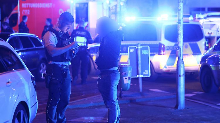 Die Polizei befragt Zeugen am Tatort in Düsseldorf. 