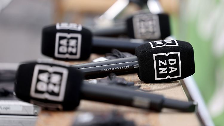 Der Internet-Sportsender DAZN und die Deutsche Fußball Liga streiten weiter wegen verspäteter TV-Zahlungen und der Rechte-Auktion.