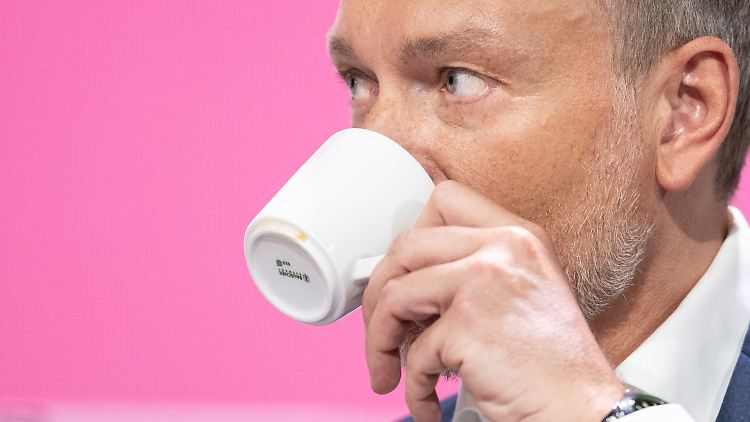 Abwarten und Kaffee trinken scheint Lindners Herangehensweise für die Zukunft der Ampel zu sein. 