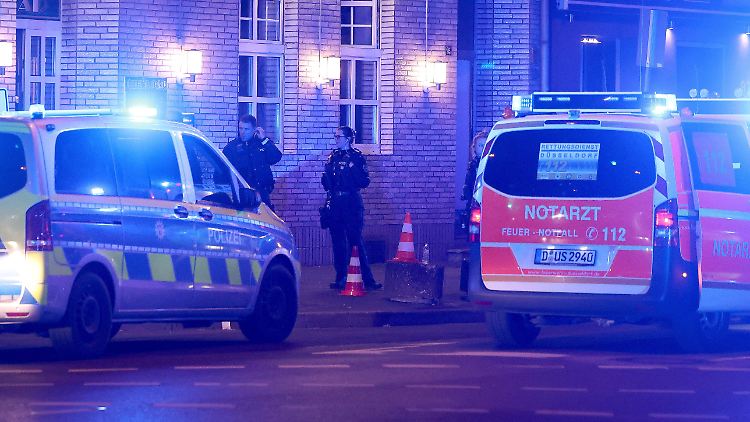 Die Polizei sichert den Tatort in Düsseldorf. Eine Mordkommission wurde eingerichtet.