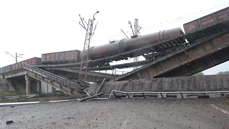 Die Infrastruktur in der Region Donezk ist den russischen Angriffen längst zum Opfer gefallen, wie diese Aufnahmen nahe Nowobachmutiwka von 2014 zeigen.