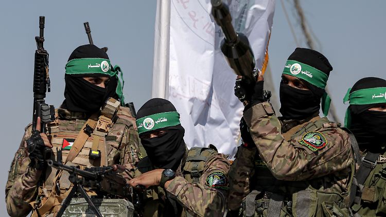 Die islamistische Palästinenserorganisation Hamas will am Montag auf einen neuen israelischen Vorschlag zu einer möglichen Feuerpause antworten. 