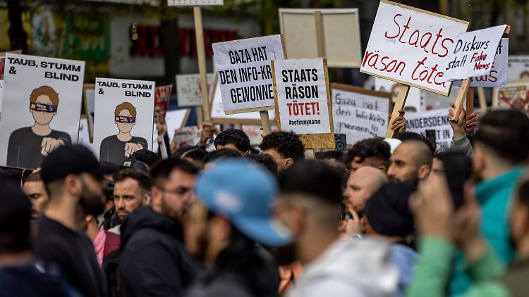 Immer wieder wurden die Demonstranten von den Demo-Organisatoren dazu animiert, "Allahu Akbar" zu rufen.