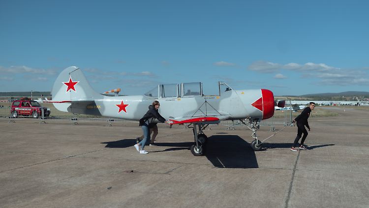 Eine Jak-52 mit sowjetischem Anstrich bei einer Flugschau in der Slowakei im vergangenen Jahr. 