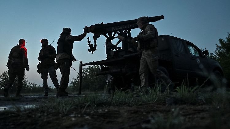 Soldaten der Einheit Steppenwölfe bereiten einen Mehrfachraketenwerfer für den Einsatz vor. 