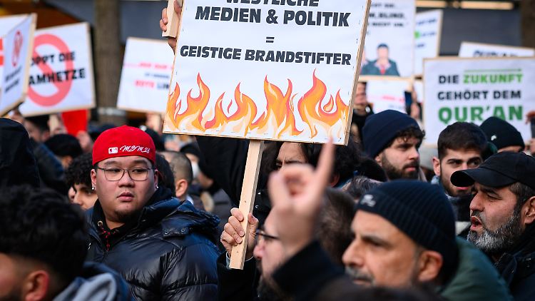 Beim Versammlungsrecht ist entscheidend, ob eine Versammlung friedlich ist.