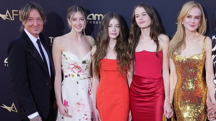 Keith Urban und Nicole Kidman posierten im Dolby Theatre mit ihren Töchtern Sunday Urban (2.v.l.) und Faith Urban (M.) sowie Kidmans Nichte Sybella Hawley.