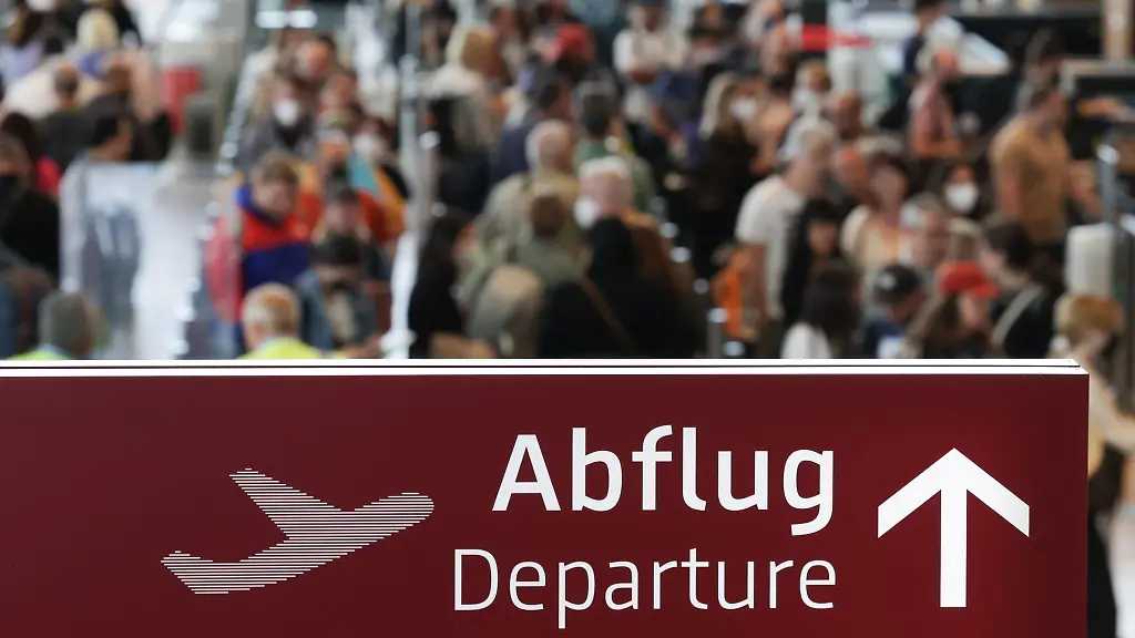 Reisende-im-Flughafen-BER