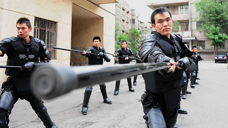 Polizisten trainieren in Xinjiang für den Kampfeinsatz im Falle eines Aufstands.