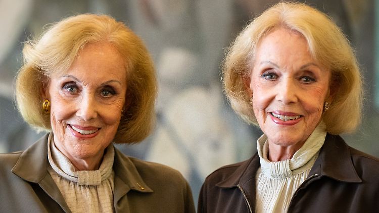 Haben genaue Vorstellungen von ihrer letzten Ruhestätte: Alice (l.) und Ellen Kessler.