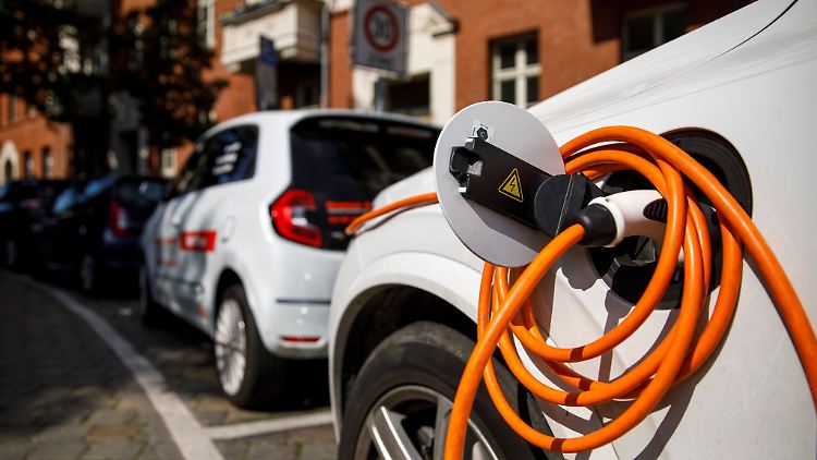 Viele Autofahrerinnen und Autofahrer kritisieren die Kosten von E-Autos, sorgen sich um deren Reichweite und zweifeln, dass die Fahrzeuge wirklich umweltfreundlicher sind.
