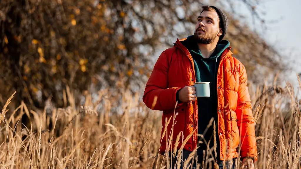 Diese-veganen-Daunenjacken-schuetzen-gegen-Wind-und-Wetter
