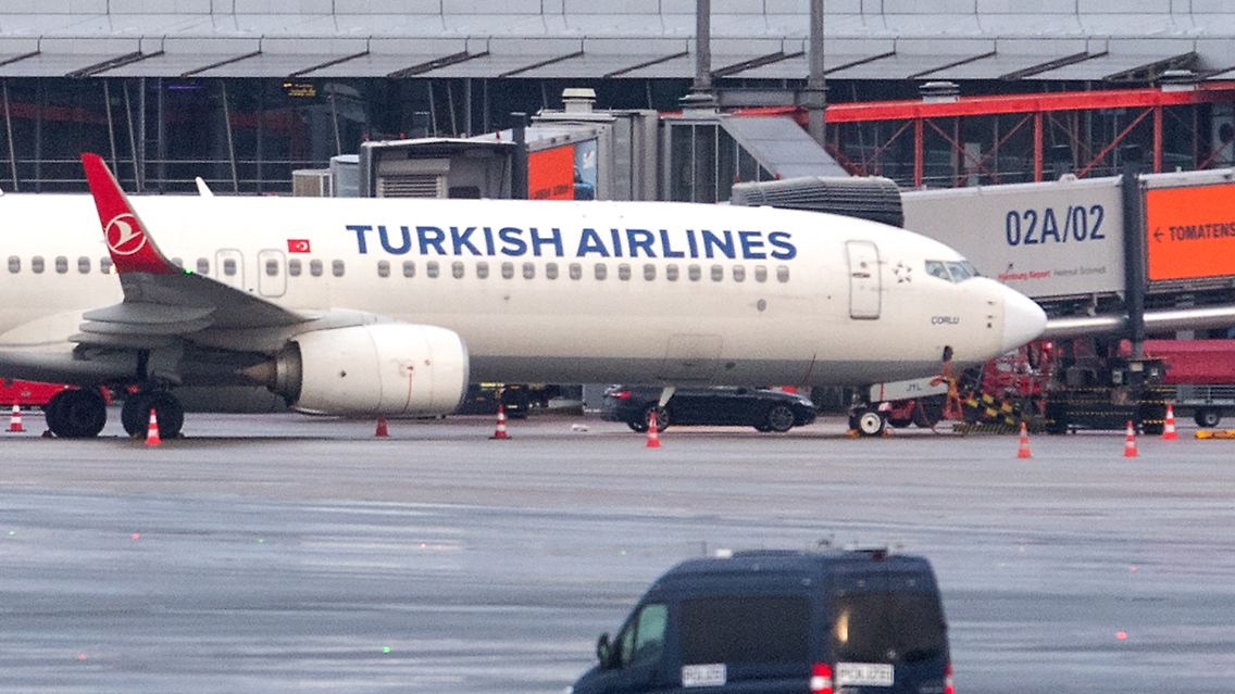 Der Mann hatte Schranken durchbrochen und war mit seinem Wagen bis zu einem Flieger gefahren.