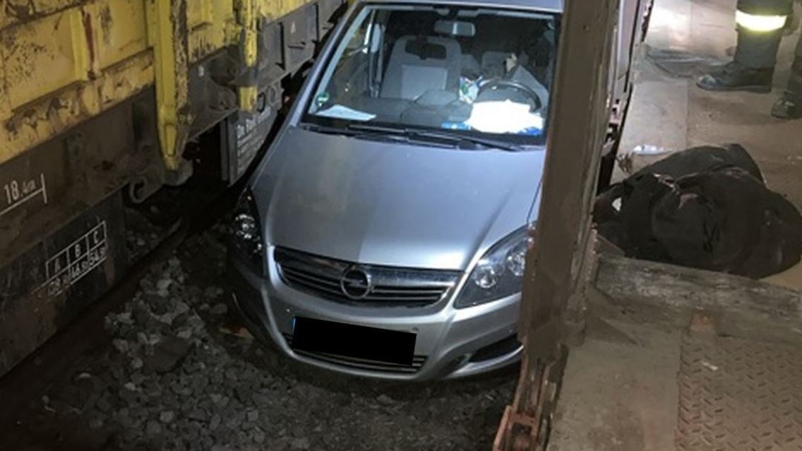 Das festgefahrene Auto am Hauptbahnhof in Hanau.