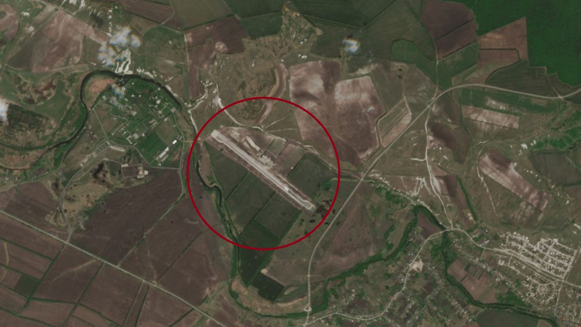 Auf der aktuellen Satellitenaufnahme ist die Landebahn gut zu erkennen.
