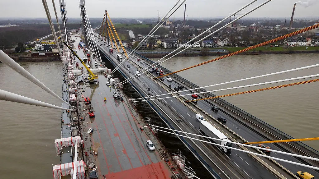 Die-neue-Rheinbruecke-aufgenommen-beim-Brueckenschluss-von-einem-Brueckenpfeiler-und-aus-rund-35-Metern-Hoehe