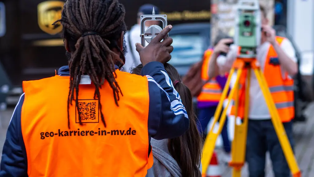 Beim-landesweiten-Aktiontag-der-Geodaesie-unter-dem-Motto-Vermessung-Geoinformation-Anschauen-ausprobieren-und-begeistert-sein-wird-moderner-Messtechnik-vorgestellt