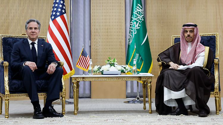 US-Außenminister Blinken und sein saudi-arabischer Amtskollege Faisal bin Farhan verhandeln parallel über eine Annäherung zwischen Jerusalem und Riad.