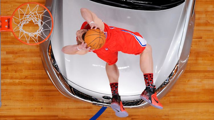 Beim Slam-Dunk-Contest 2011 stopfte Blake Griffin den Ball über ein Auto hinweg in den Korb.