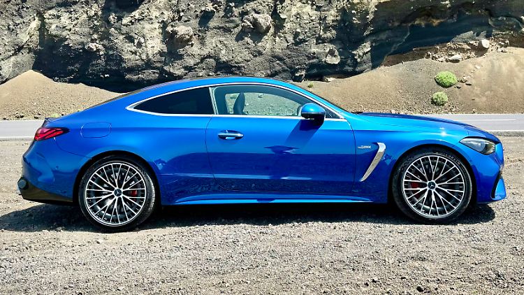 Das sportive Coupé Mercedes-AMG CLE 53 wirkt trotz stattlicher Abmessungen recht kompakt.