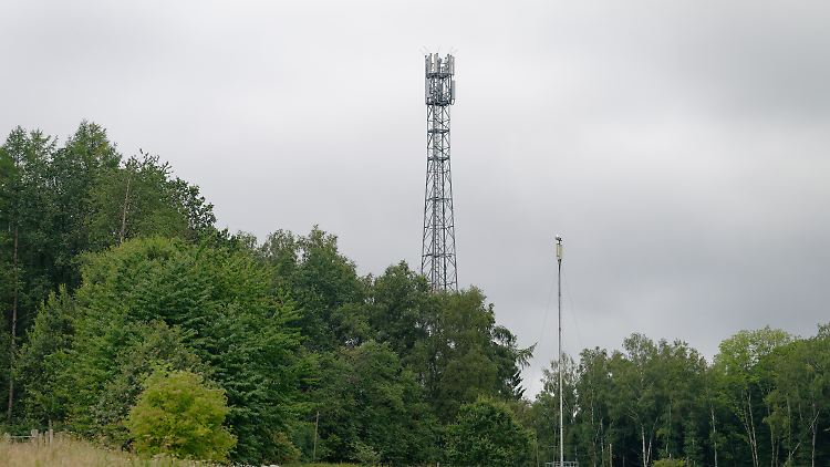 Je höher ein Mobilfunknetz-Frequenzband ist, desto leistungsstärker ist es. Allerdings sinkt die Reichweite der Antennen mit zunehmender Höhe - es müssen also mehr Funkmasten gebaut werden. Dafür verzichtet die Bundesnetzagentur nun auf eine Auktion von Nutzungsrechten.