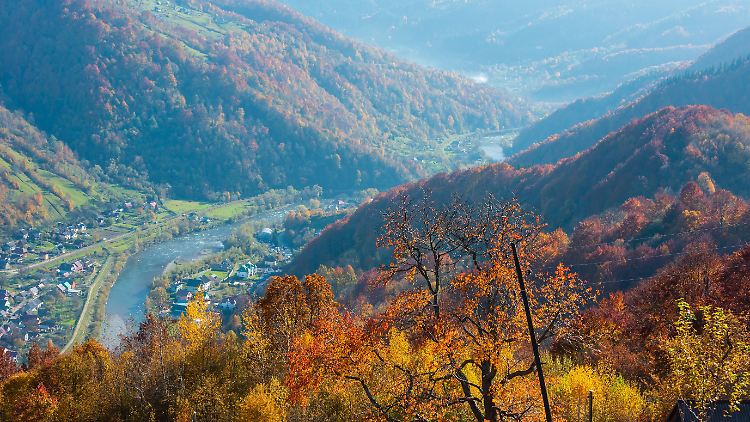 Die malerische Landschaft um den Fluss Tisa kann laut dem ukrainischen Grenzschutz zur tödlichen Gefahr werden. Die Regierung in Kiew versucht, mehr Männer für den Kriegsdienst zu mobilisieren.