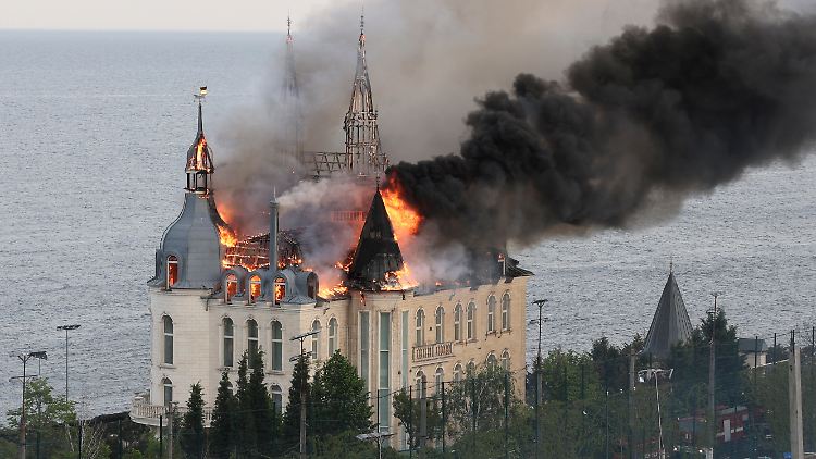 Ein Gebäude der Rechtsakademie von Odessa brennt nach dem jüngsten russischen Raketenangriff.