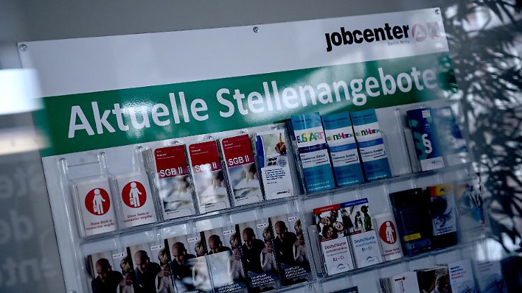 Durch die Zuwanderung kommen derzeit noch so viele Menschen auf den Arbeitsmarkt, dass die Zahl der Beschäftigten und der Arbeitslosen gleichzeitig steigt. Doch schon in wenigen Jahren dürfte sich dieser Trend dank der demografischen Entwicklung umkehren. 