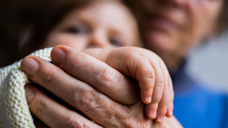 Noch im 19. Jahrhundert war es selten, dass Menschen das 60. Lebensjahr erreichten - heute stirbt in reichen Ländern kaum jemand vor diesem Geburtstag.