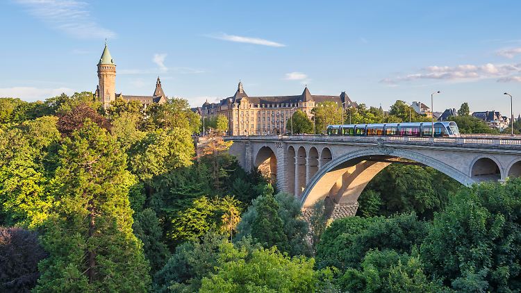 Oben fahren Straßenbahnen und Autos, auf einer neuen, zweiten Ebene haben Fahrräder und Fußgänger Platz: die historische Adolphe-Brücke in Luxemburgs Hauptstadt.