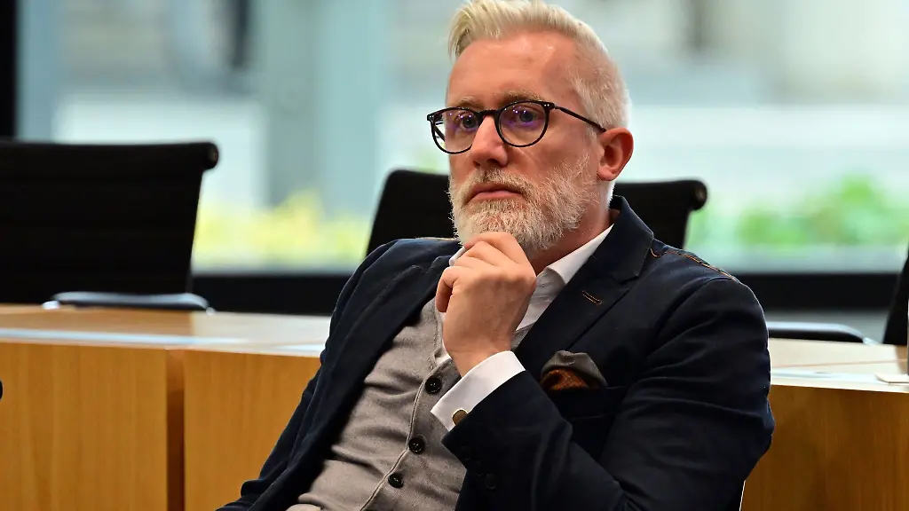 Benjamin-Immanuel-Hoff-Die-Linke-Staatskanzleichef-von-Thueringen-sitzt-im-Plenarsaal-waehrend-der-Sitzung-des-Thueringer-Landtags