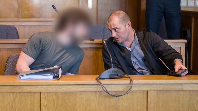 Der verurteilte Polizistenmörder Andreas S. mit einem seiner Anwälte.