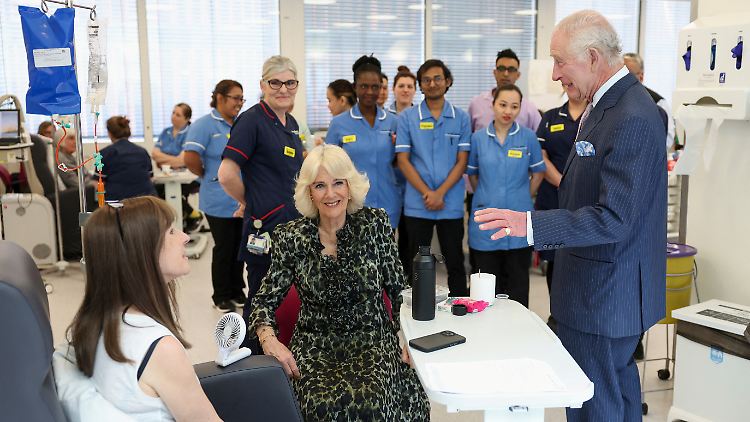 Zu dem Termin wurde Charles von Ehefrau Camilla (M.) begleitet.