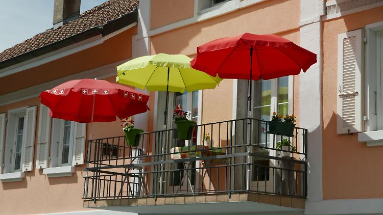 Sonnenschutz ist in den anstehenden Sommermonaten wichtig, damit es auf dem Balkon angenehm bleibt.