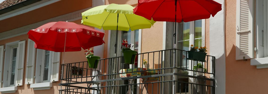 Passender Sonnenschutz ist in den anstehenden Sommermonaten wichtig, damit es auf dem Balkon angenehm bleibt.