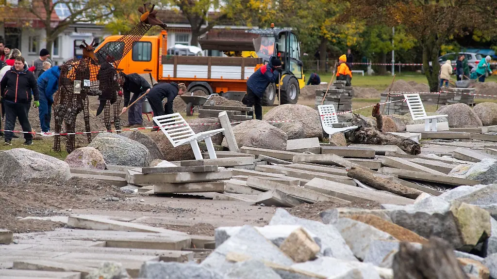 Hunderte-Freiwillige-beseitigen-beim-Molenputz-die-Hinterlassenschaften-der-Ostsee-Sturmflut