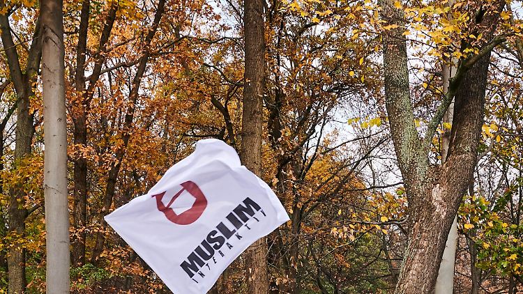 "Muslim Interaktiv" steht auf einer Fahne während eines Protests vor der österreichischen Botschaft.
