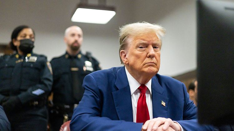 Das Schweigen fällt ihm sichtlich schwer: Trump in Manhattan vor Gericht. 