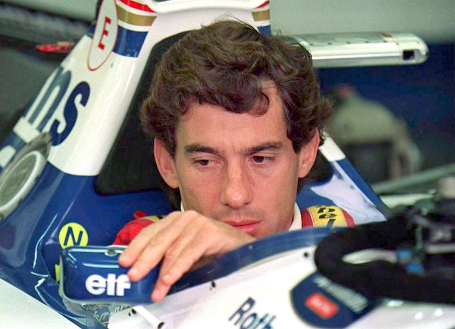 Es ist der 1. Mai 1994 in Imola. Ayrton Senna wirkt angespannt, nachdenklich. Als sei er mit seinen Gedanken woanders.