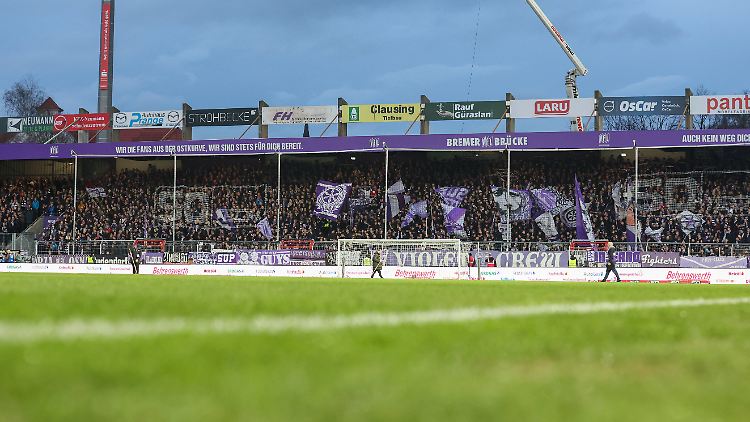 Die Ostkurve des Stadions an der Bremer Brücke, die Heimat der VfL-Fans.