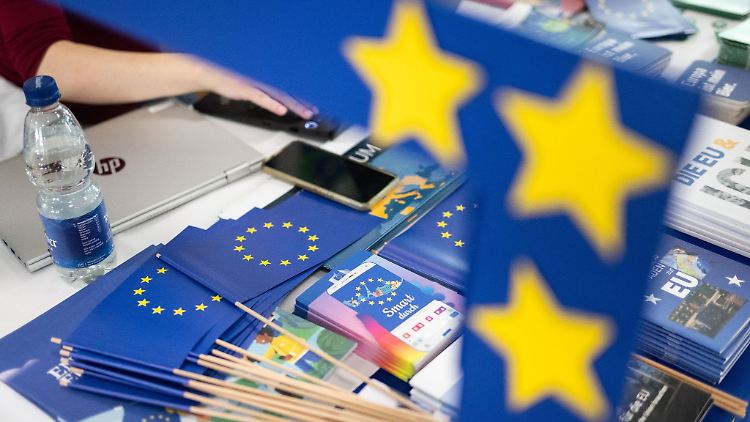 Informationsmaterial zur Europawahl liegt an einem Stand.