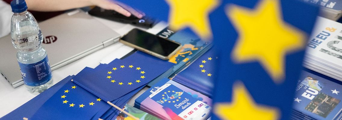 Informationsmaterial zur Europawahl liegt an einem Stand.