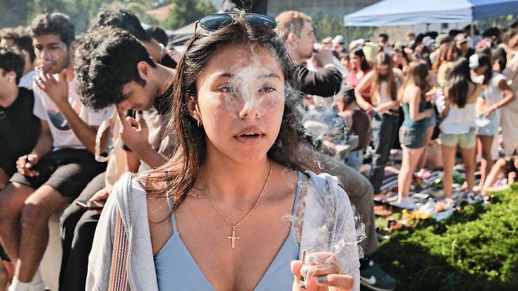 Marihuana Day: Eine Studentin begeht auf dem Campus des kalifornischen Berkeley den 20. April. 