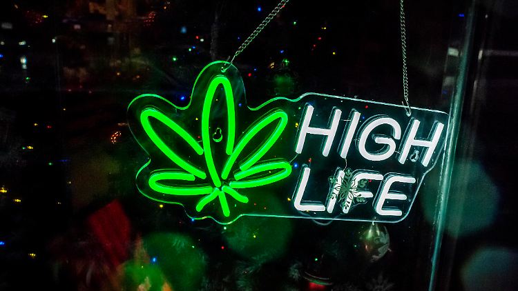 Die Neuberwertung von Cannabis würde keine Legalisierung auf Bundesebene bedeuten. Allerdings würde sie neue Möglichkeiten für Firmen und Forschung eröffnen.