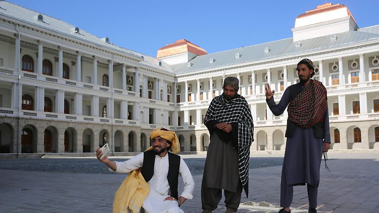 Schöne Urlaubsfotos gehen auch in Kabul, sind sich die Taliban sicher.