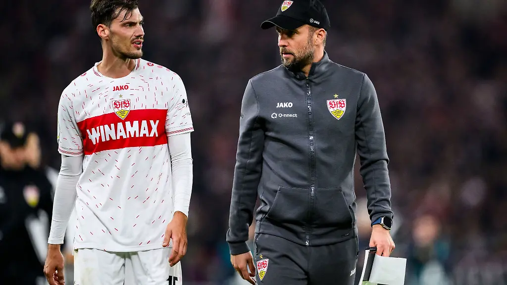Stuttgarts-Pascal-Stenzel-l-spricht-mit-Stuttgarts-Trainer-Sebastian-Hoeness-r-Der-VfB-peilt-eine-neue-Siegesserie-an