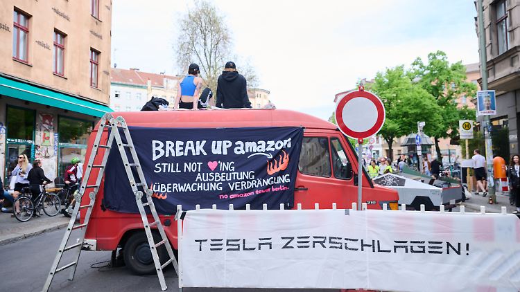 Amazon und Tesla werden zum Ziel der Demonstrierenden.