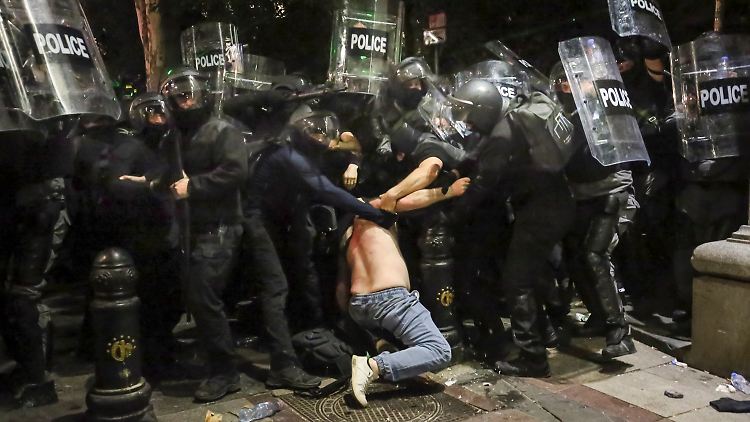 Die georgischen Sicherheitskräfte versuchen die Proteste kleinzuhalten. Doch auch am Mittwoch will die Demokratiebewegung auf die Straße gehen.